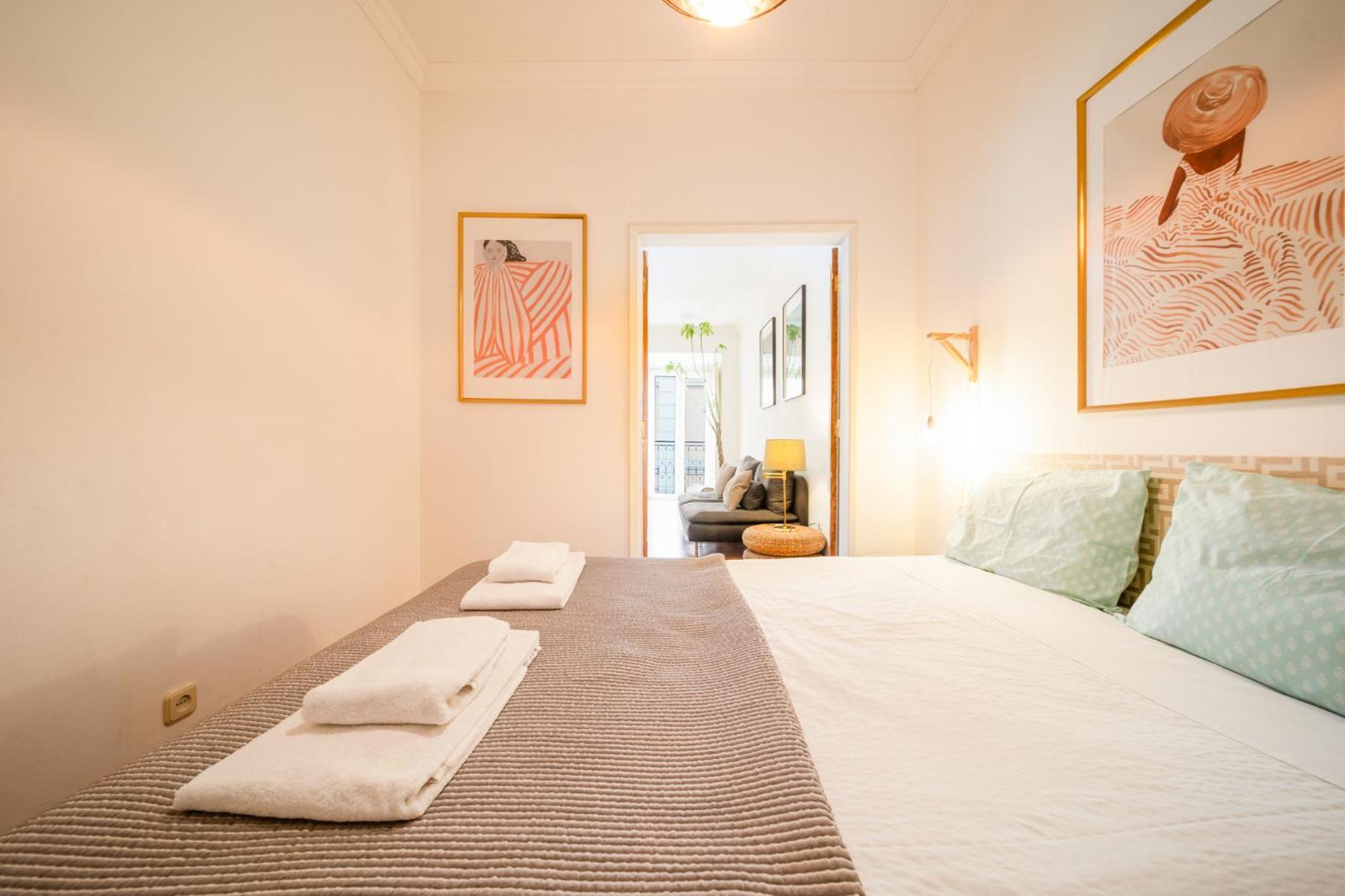 Spacious 2 Bedroom Apt With Large Living Room Lisbon *